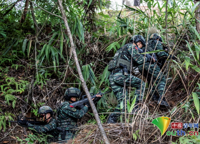 利刃出击！广西梧州武警特战队员开展山林地反恐演练(组图)