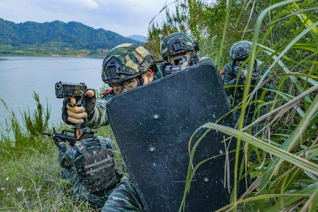 武警广西总队贺州支队开展山地反恐演练(组图)