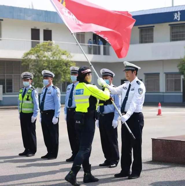 湖北鄂城交警铁骑队、鄂州公安女子铁骑队举行授旗仪式(组图)