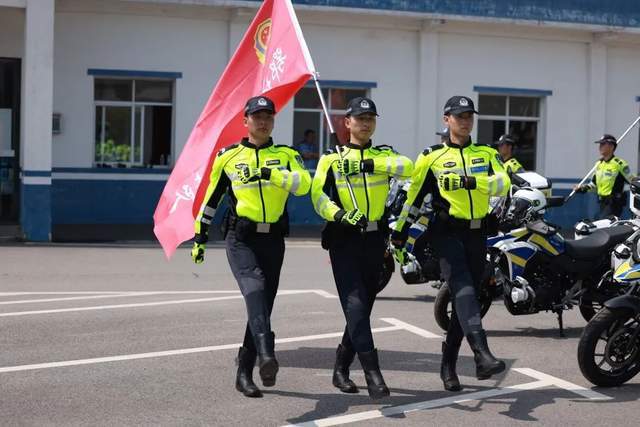 湖北鄂城交警铁骑队、鄂州公安女子铁骑队举行授旗仪式(组图)