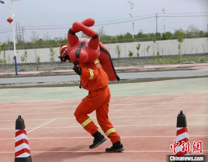 提升应急救援能力 新疆消防南疆片区体技能比训开赛(组图)