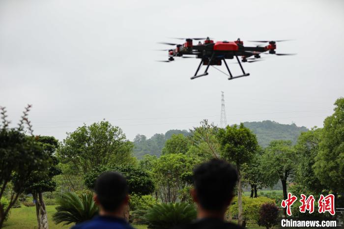 多旋翼无人机升空 福建森林消防加强实战训练(组图)