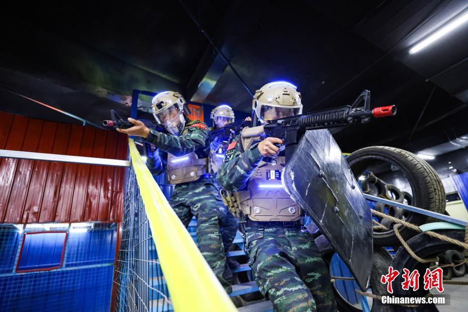 甘肃武警模拟电子对抗 特战队员感受“枪林弹雨”(组图)