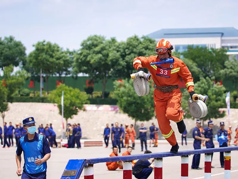 火力全开！山西总队举行全省消防救援队伍执勤岗位练兵比武竞赛(组图)