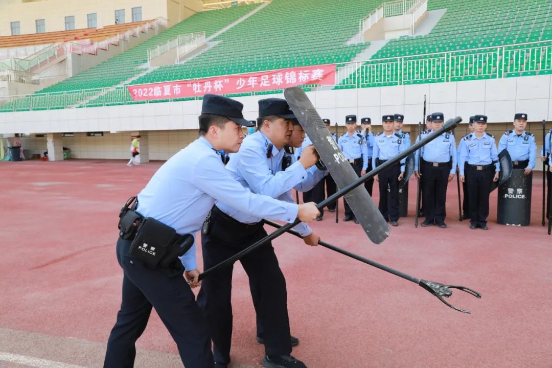 甘肃省临夏市公安局组织开展最小作战单元现场处置专项训练(组图)