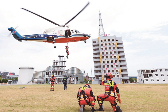 江苏盐城消防救援支队组织开展直升机应急救援训练(图)