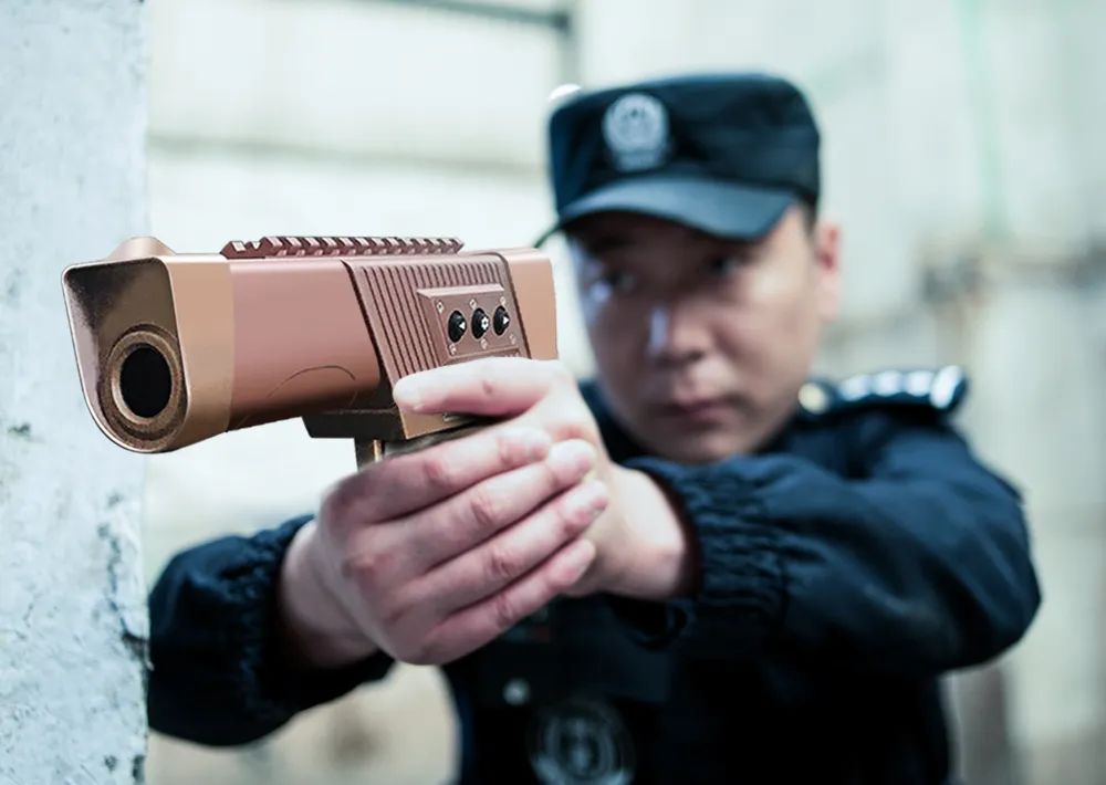 新品丨以光代弹！新一代光技术非致命武器：手枪式激光炫目器