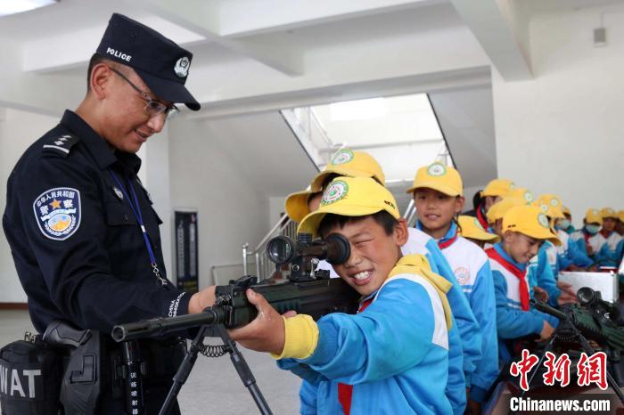 西藏移民警察邀请萌娃进警营解锁“警”彩(组图)