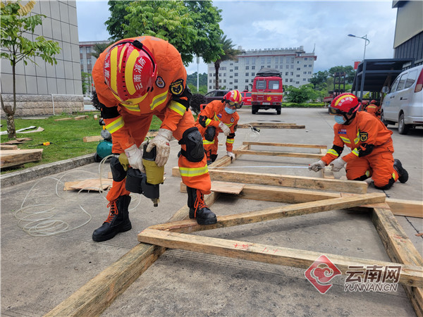 云南普洱消防：创新研发地震救援训练设施 提升队伍应急处置能力(组图)