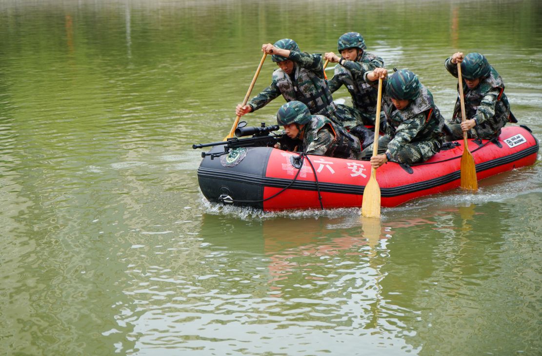 安徽武警：特战多课目综合训练点燃练兵热(组图)