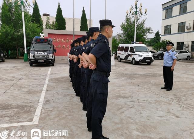 山东枣庄高新区特警大队开展夏季队列训练(组图)