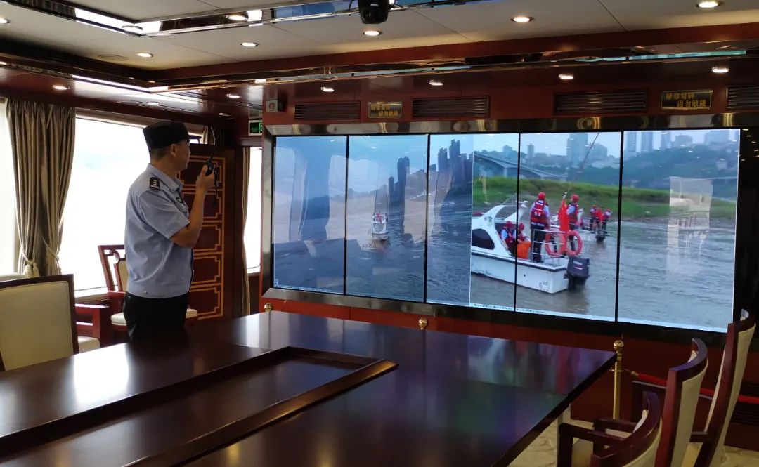 重庆市公安局水警总队闻“汛”而动 组织开展水上应急救援演练(组图)