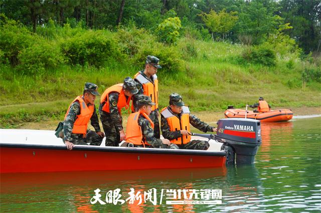 闻“汛”而动！贵州武警官兵开展冲锋舟训练，全面提升水域救援能力(组图)