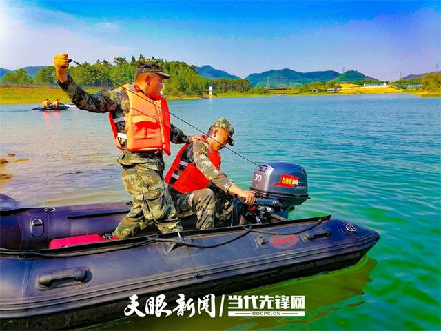 闻“汛”而动！贵州武警官兵开展冲锋舟训练，全面提升水域救援能力(组图)