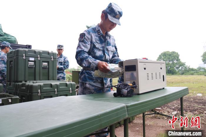 空军某部紧贴实战开展野外驻训(组图)