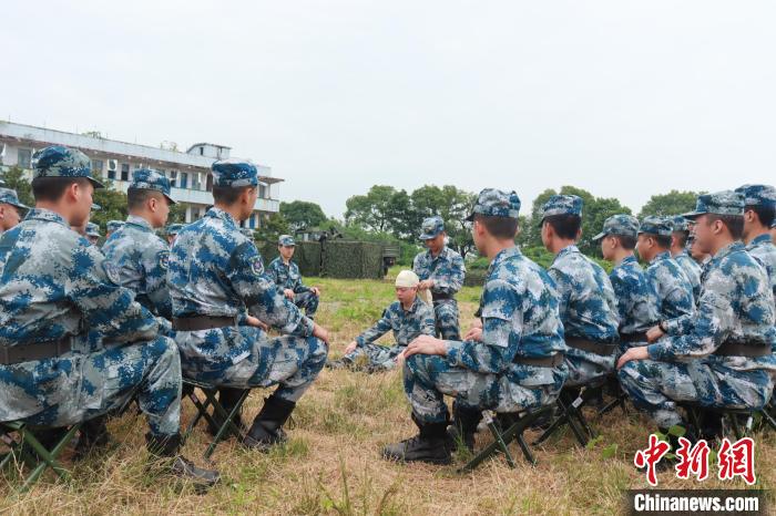 空军某部紧贴实战开展野外驻训(组图)