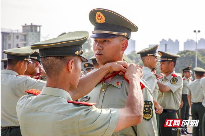 武警湖南总队：新兵授衔 列兵入列(组图)