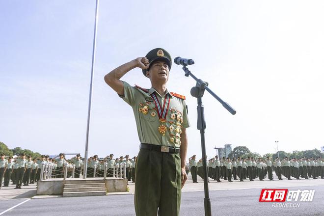 武警湖南总队：新兵授衔 列兵入列(组图)