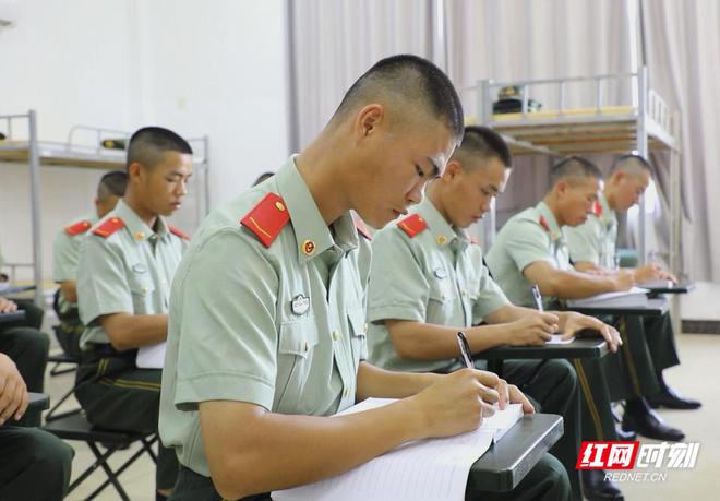 武警湖南总队：新兵授衔 列兵入列(组图)