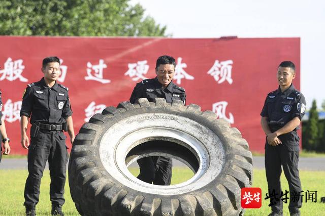 传承龙虎精神，苦练特警尖兵——江苏省南京市公安局特警支队龙虎突击大队冒着酷暑拉练(组图)