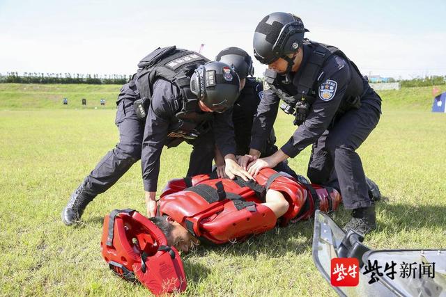 传承龙虎精神，苦练特警尖兵——江苏省南京市公安局特警支队龙虎突击大队冒着酷暑拉练(组图)