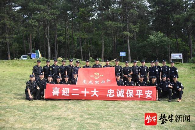 传承龙虎精神，苦练特警尖兵——江苏省南京市公安局特警支队龙虎突击大队冒着酷暑拉练(组图)