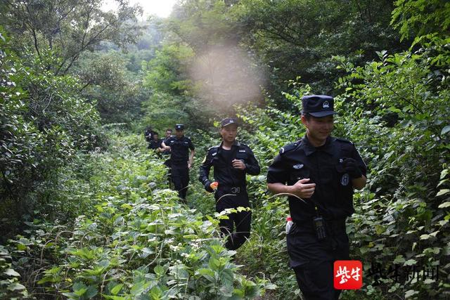 传承龙虎精神，苦练特警尖兵——江苏省南京市公安局特警支队龙虎突击大队冒着酷暑拉练(组图)