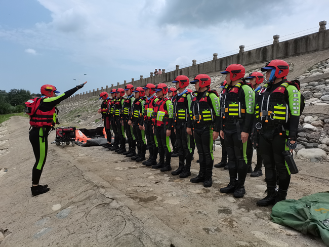 新疆森林消防总队持续抓好水域救援训练安全事故预防工作(图)