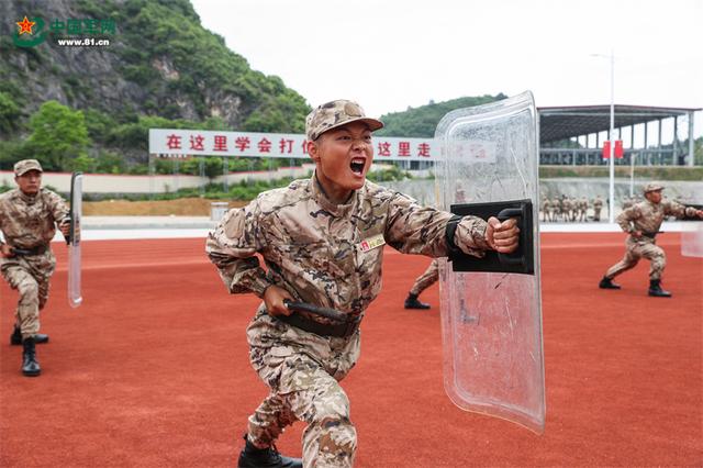 武警贵州总队新兵团“按下加速键”打牢部队训练基础(组图)