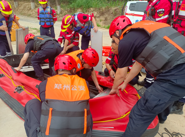 河南郑州交警三支队组建水上应急救援队，保障群众汛期生命安全(组图)