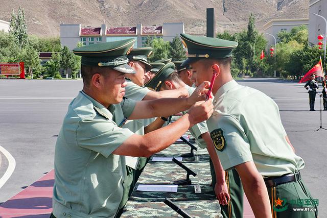 天山脚下，千名武警新兵光荣授衔！(组图)