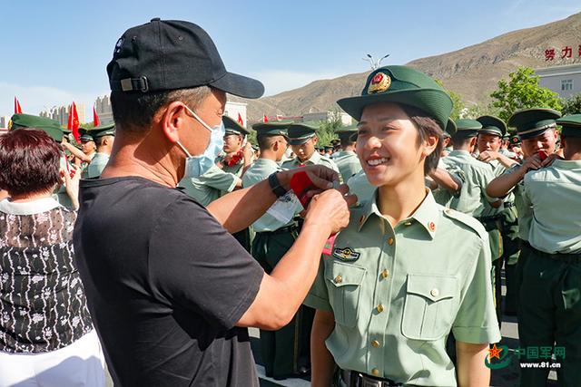 天山脚下，千名武警新兵光荣授衔！(组图)