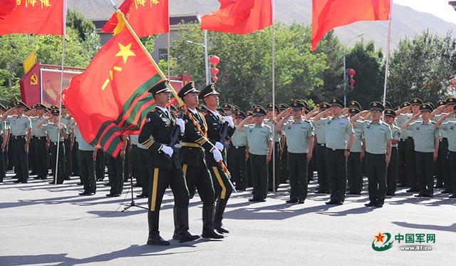 天山脚下，千名武警新兵光荣授衔！(组图)