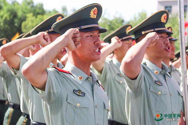 天山脚下，千名武警新兵光荣授衔！(组图)