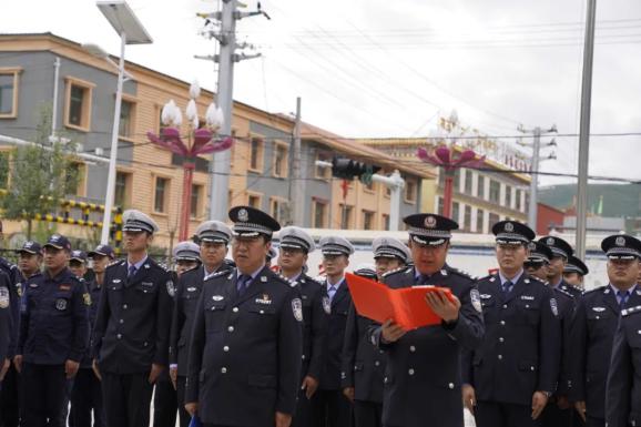 青海果洛班玛县公安局举行升国旗暨警用车辆配发仪式(组图)