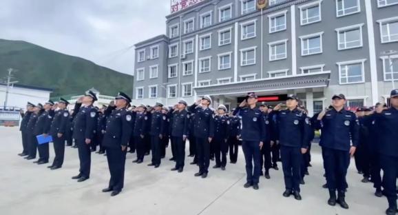 青海果洛班玛县公安局举行升国旗暨警用车辆配发仪式(组图)