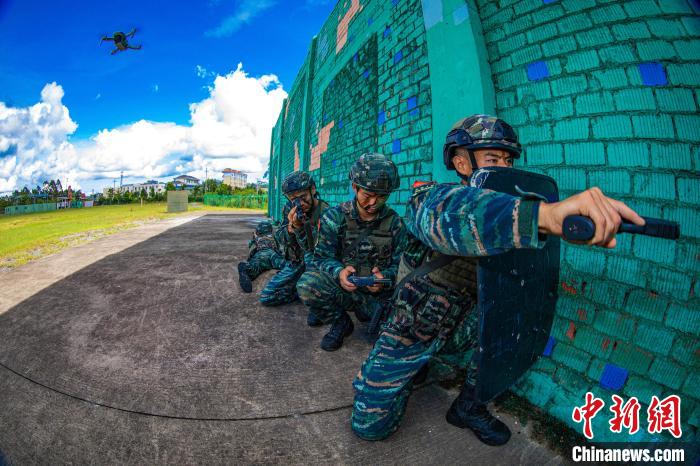 广西武警特战队员千锤百炼 多科目训练砺尖兵(组图)