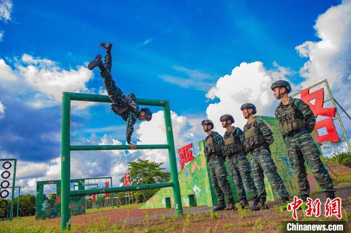 广西武警特战队员千锤百炼 多科目训练砺尖兵(组图)