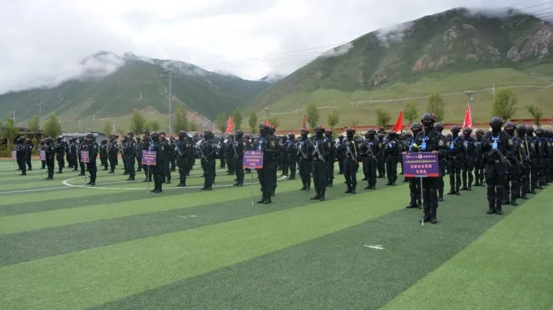 青海玉树公安组织开展首届特巡警拉动演练暨警务技能大比武活动(组图)