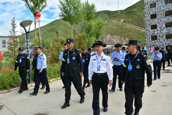 青海玉树公安组织开展首届特巡警拉动演练暨警务技能大比武活动(组图)