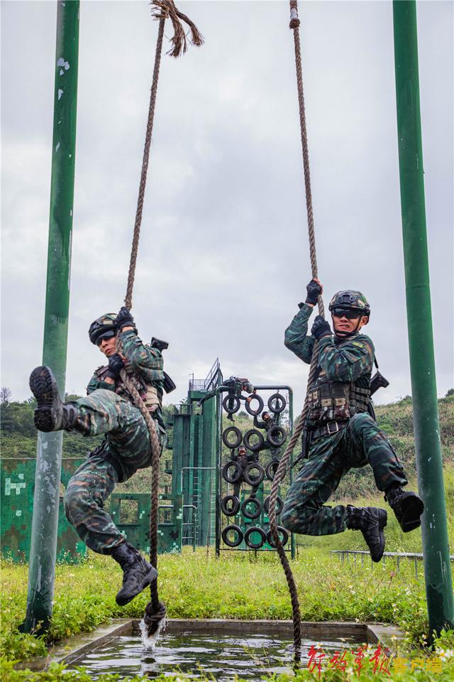 直击现场！武警广西总队贺州支队开展野外驻训(组图)