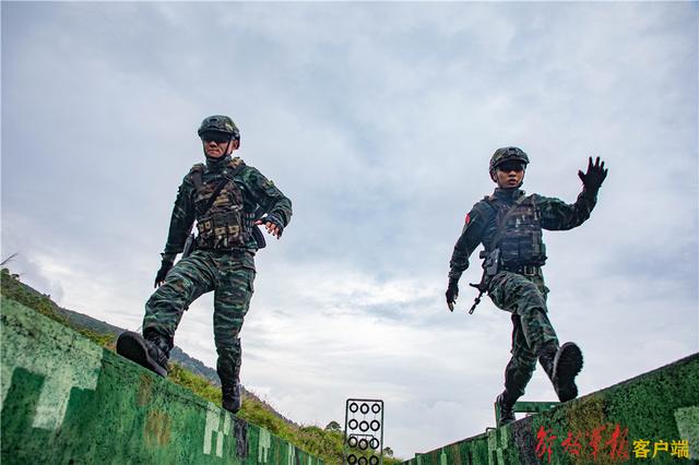 直击现场！武警广西总队贺州支队开展野外驻训(组图)