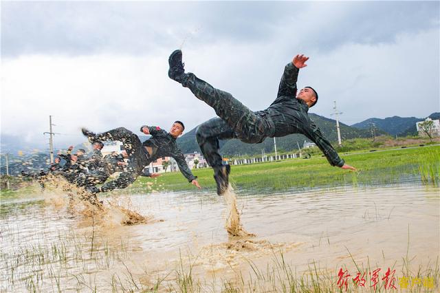 直击现场！武警广西总队贺州支队开展野外驻训(组图)