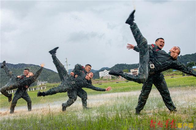 直击现场！武警广西总队贺州支队开展野外驻训(组图)