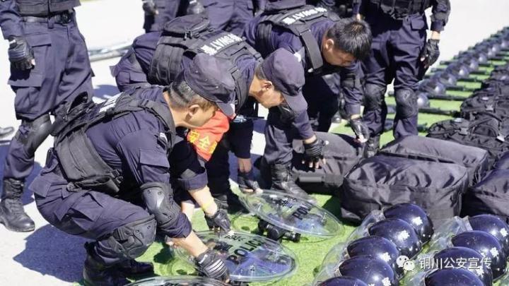 锻钢淬火！陕西铜川公安巡特警区域拉动演练比武真“够味”(组图)