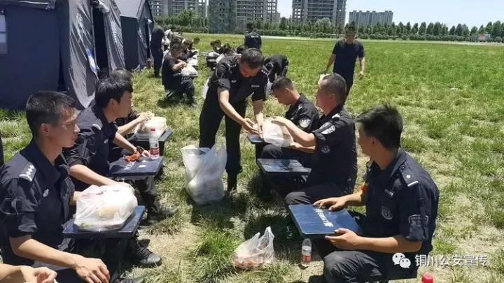 锻钢淬火！陕西铜川公安巡特警区域拉动演练比武真“够味”(组图)