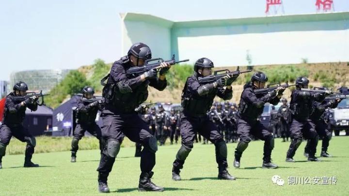 锻钢淬火！陕西铜川公安巡特警区域拉动演练比武真“够味”(组图)