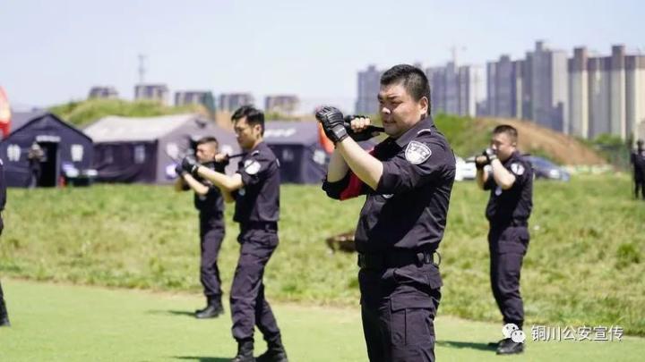 锻钢淬火！陕西铜川公安巡特警区域拉动演练比武真“够味”(组图)