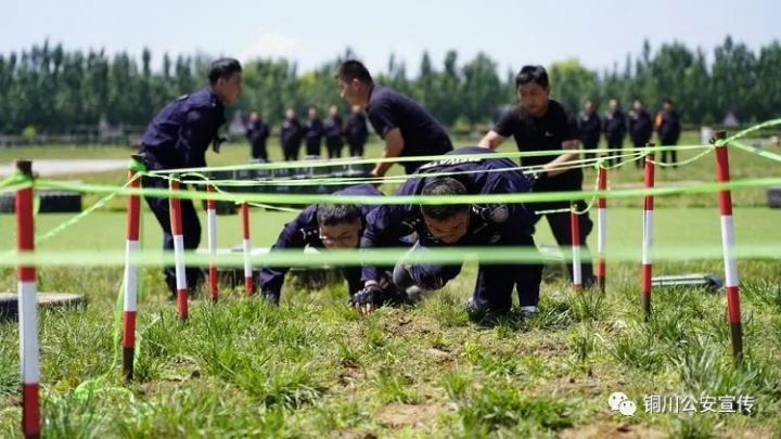 锻钢淬火！陕西铜川公安巡特警区域拉动演练比武真“够味”(组图)