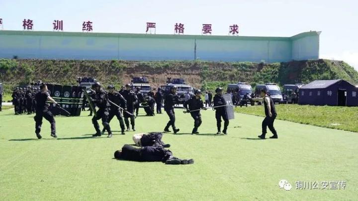 锻钢淬火！陕西铜川公安巡特警区域拉动演练比武真“够味”(组图)